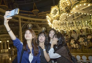 SKT Hosts 'Adventure Day' Inviting 3,000 Long-Term Customers to Lotte World