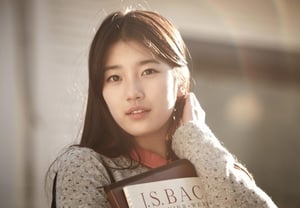 Suzy: "Tôi không hiểu tại sao mọi người lại nhớ đến tình yêu đầu tiên khi nhìn tôi... Tôi có khuôn mặt bình thường" — Phát ngôn về nhan sắc [ảnh chân dung]