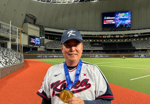 A huge hit, even mentioning the names of 'Seong Dong-yeol and Choi Dong-won': "He will become a national treasure-level ace pitcher. I am endlessly happy and proud that Korea has won." The head coach also gave a thumbs-up!