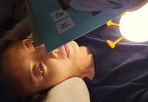 李智贤,给女儿定下晚上7点宵禁后..刚躺下却开始看书