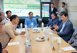 What will happen to the Ulsan Whales? KBO President Heo Goo-yeon and Ulsan Mayor Kim Sang-wook discuss expanding the base of baseball