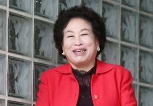 "Not frugality, but miserliness": The reality behind actress Jeon Won-ju's demand for higher YouTube appearance fees and why public opinion has turned against the production team [Backstage]