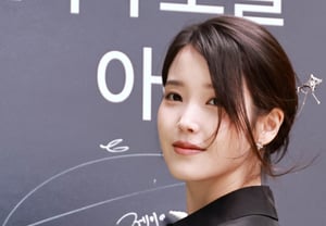 [Official] IU's health deteriorates; no top star like this.. Despite halting activities, confirms stage greeting for fans