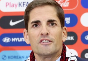 El entrenador Moreno, de "Busca la K League", llega a Jinju al frente del equipo completo de su club para un viaje fuera de la capital... Asistirá a los partidos contra ACLE Daejeon y Jeonbuk: "Quiero experimentar directamente la cultura futbolística coreana y los estadios".