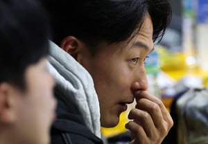 "Son Heung-min also moves down from his position": The harsh facts behind why Park Moon-sung says Lee Seung-u (CEO) team did not select Lee Seung-woo... "Hell of the second line, and physical limitations"