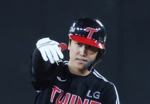 “Bien que hayas comprado comida”. ¡Con solo mirarlo se entendió! El dúo de LG cerró la gran crisis del final del octavo inning con un out en las bases primera y tercera, llenando el vacío dejado por Moon Bo-kyung con “detalles de muro impenetrable” [Cobertura desde Changwon]