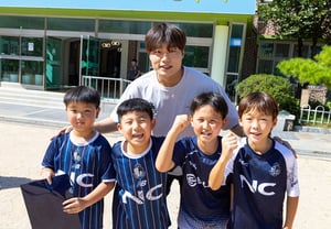 "The pro who blocked my shot": Seoul E-land visits Sinseo Elementary for 'Smile School'... Hwang Jae-yun coaches 44 children, saying, "It reminds me of my childhood"