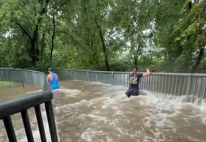 «¡No es una película de desastres!» Maratón en EE. UU. se celebra a pesar de la repentina inundación: participantes atraviesan el barro hasta la cintura en una «carrera por la supervivencia»