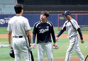 [Ảnh]'Hướng dẫn đánh bóng cho Yoon Dong-hee' Huấn luyện viên Ryu Ji-hyun