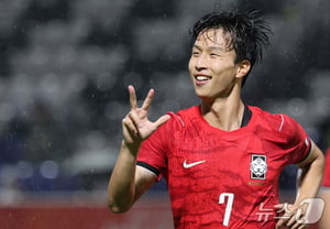 'Eom Ji-sung's hat trick + Kim Myeong-jun's decisive goal': Lee Min-seong's team delivers a crushing victory in AG Group Stage opener, 'Quarterfinals within sight'... Qatar crushed 4-1