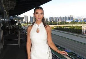 "The person who walked through Gyeongbokgung Palace in Korea..." Transforms into a 'hot girl' at a Spanish resort... Famous British presenter moved by Korea Racing Authority: "Received wonderful hospitality"