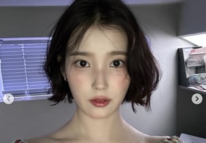 IU, a precious short bob selfie.. lovely bob goddess [Star Issue]