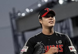 面对MLB 60胜投手也毫不退缩！20岁LG右投“无畏的投球”令廉庆叶也露出笑容 [昌原现场]
