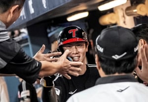 "Why do all my hits go straight to the field?" Hong Chang-gi records his first three-hit game in 26 days, ending a grueling season with a performance in his most familiar position.