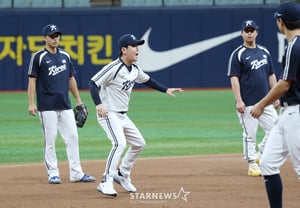 [Photo] Manager Ryu Ji-hyun on "How to Run the Bases"