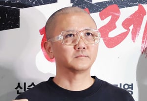 El "hombre resucitado" en pose, el director Baek Jong-yeol [★FOTO]