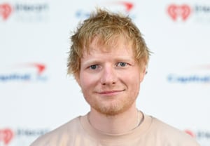 Скандал с отменой участия в концерте Эда Ширана после исключения рэпера, поддержавшего Палестину: «Мировые звёзды и их проблемы»