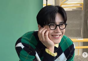 So Goo-yoon couldn't help but fall for him... Kim Seon-ho, a dimpled smile he can't hide