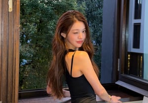 脸蛋如婴儿，身材似辣妹……张元英身穿紧身连衣裙，展现出令人惊叹的“可乐瓶”S型曲线