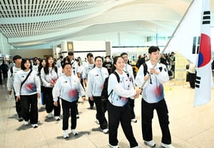 "Finalmente hoy (17) nos dirigimos al lugar de la batalla decisiva". La delegación principal del equipo surcoreano para los Juegos Asiáticos Aichi-Nagoya 2026 parte hacia el extranjero... Yoo Seung-min (Chairman): "Solicitamos a todos los ciudadanos que sigan apoyando a nuestros atletas hasta el final".