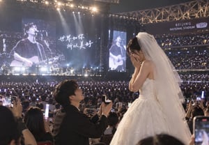 Propuesta pública con vestido de novia en concierto.. Los espectadores estallan en protestas: "¡Siéntense!"