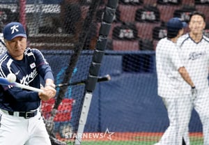 [Photo] 'Hitting fungoes to Moon Hyun-bin' Coach Choi Tae-won on defense and base running