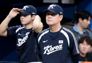 [Photo] 'Manager Ryu Ji-hyun watching batting practice ahead of the exhibition game against the Army'