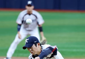 [フォト] 「1イニング4被安打2失点で揺れる」野球代表チームのオ・ウォンソク
