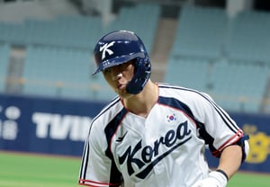 [照片]“真遗憾！”初打席内野滚地球 金道永
