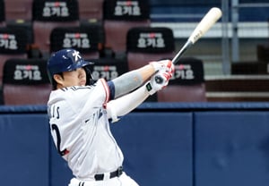 [Photo] Park Jun-soon reaches base with a triple in the bottom of the second inning