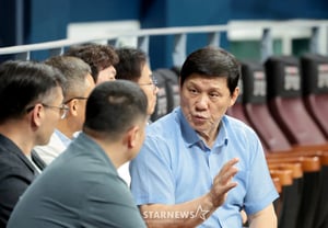 [Photo] KBO President Heo Goo-yeon visits 'Baseball National Team vs. Army Evaluation Game'