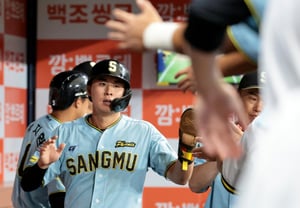 [Photo] 'Jang Jae-young, who hit a home run and scored in the third inning'