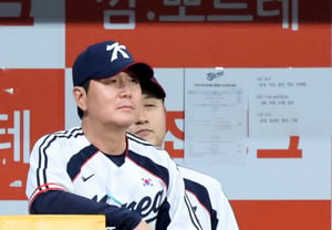 [Photo] Coach Ryu Ji-hyun directing the match against the Army team