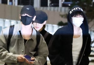 BTS Jung-kook and V: 'Even if hidden, their visuals shine!' [★Photo]