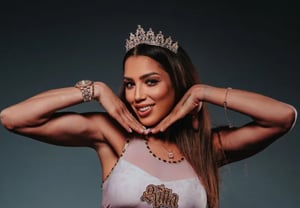 「リングガール出身」の美貌の母ボクサー、10代のティックトッカー相手に鼻で笑う「きれいだね、うちの息子より若いね?"··· 「美貌は負けても拳は勝つ」