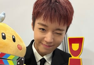 Park Ji-hoon recibe el premio principal como "El hombre que vive con un rey".. Posando junto a "Kkum-dol-i" en la 8ª Daejeon Special Video Film Festival