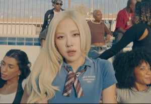 Rosé, hoy (18) regresa con nueva canción en colaboración con Apple... hasta sinergia con el iPhone 18