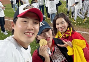 19日はイ・ギグァン、20日はイム・チャンギュの家族がマウンドに上がる! LG、ハンファ戦の勝利祈願始球式を実施