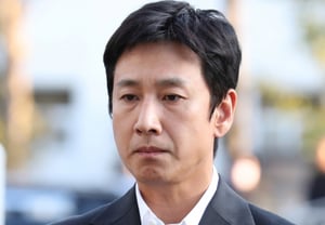 "Leak of Investigation Information on Late Lee Sun-kyun" Prosecution Service Investigator Sentenced to One Year in Prison, Suspended for Two Years [Star Issue]