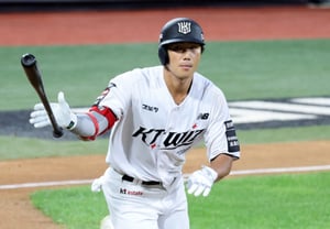 OPS 1.049＋3割の打者が代打だなんて！ KTだから1位なんだな…··· イ・ガンチョルも認めたチャン・ジニョクの存在感「今度は俺も書きたい」" [水原現場]