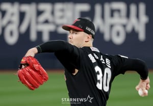 When facing only Samsung and KT, they boast an ERA in the single digits — so why is contract renewal a concern? With just five games played before the postseason, LG's foreign pitcher has posted a 1.48 ERA, entering ace mode once again as autumn baseball approaches.