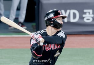 'Pesadilla de la quinta entrada': el rey defensivo Heo Kyung-min se derrumbó... Oh Ji-hwan con 4 hits y 2 jonrones, explosión total: LG avanza con su quinta victoria consecutiva, aplastando al líder KT por 12-1 [Resumen del campo en Suwon]
