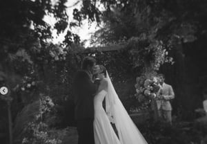 'Bridgerton': la feliz boda de la protagonista... "Besos con el mejor amigo"