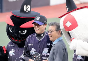 [Photo] '900-game appearance KBO commemorative award' Woo Kyu-min