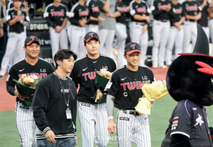 [Photo] LG prepares three bouquets for '900-game appearance KBO commemorative award' Woo Gyu-min