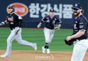 [Photo] 'Struck out with two outs in the top of the first inning, bases loaded!' Logan