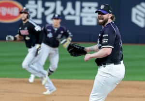 [One-time sweep] LG's starting pitcher 'Struck out with two outs in the top of the first inning, bases loaded!' Logan