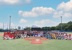 "Como Kwak Bin, sueño con ser un lanzador estrella", "Me convertiré en un jugador que haga brillar a Corea"... Doosan, que ha contribuido al desarrollo del béisbol de base desde 1986, ve a Gadocho y al equipo de Little League de Seodaemun-Guri como favoritos para ganar el torneo de 2026.