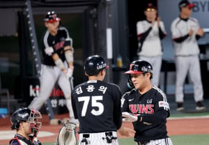 [Foto] Oh Ji-hwan conecta 'jonrón solitario de apertura en el segundo inning' contra Logan