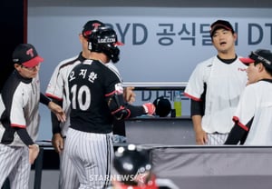 [De un vistazo] En la parte baja del segundo inning, jonrón solitario de Oh Ji-hwan que abre el marcador: «¡Vamos a golpear fuerte!» dice el entrenador Yeom Kyung-yeop